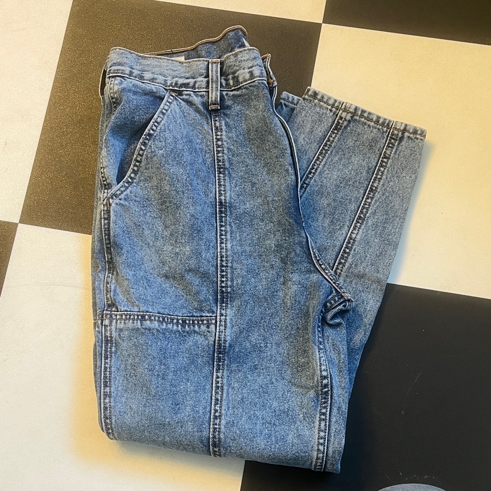 20% OFF 2+ BUNDLES. LEVI’s Mom Jeans. Size 31. Blue